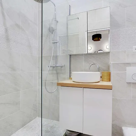 Chic Parisian Retreat Alexandre Dumas 2c Parigi